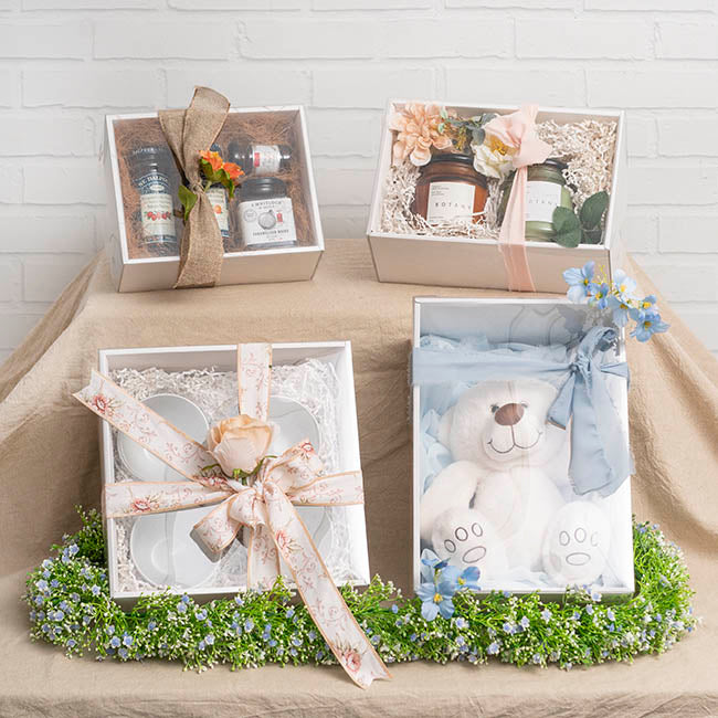 Gift Hamper Box with PVC Lid Square White (30Lx30Wx12Hcm)