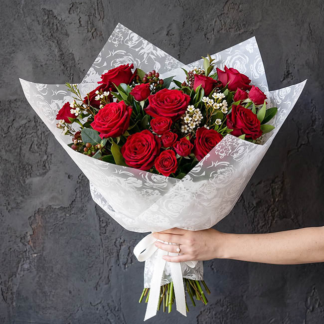 Cello Frosted Blooming Roses 40mic White Pack 100 (50x70cm)