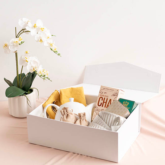 Regency Hamper Box Magnetic V-Flap Large White (38x26x13cmH)