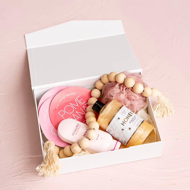 Regency Hamper Box Magnetic V-Flap Medium White (32x24x9cmH)