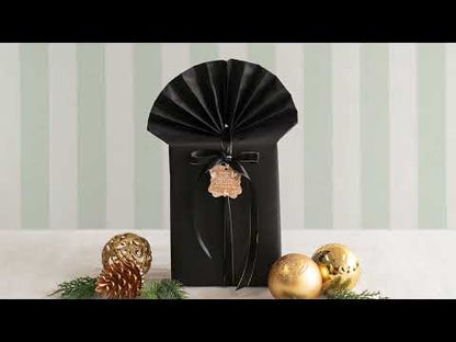 Learn how to create a fan gift topper using Kraft paper