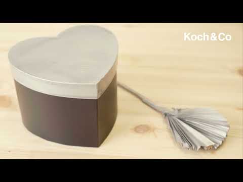 Watch & Learn How to Colour-Shift Gift Boxes & Dried Palms with Koch & Co 'Silver' Spray Paint