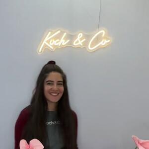 🌹 Create a lush, intermediate-level floral centrepiece using our Flexifoam Rods, featuring romantic red and pink roses paired with bold anthuriums for a modern, sculptural finish.
 
Perfect for a Galentine’s tablescape, birthdays, bridal showers, or any celebration that calls for a statement arrangement 💗✨
 
Our Flexifoam Rods make shaping and securing stems easy, while giving you freedom to build height, movement, and drama.
 
Save this for inspo + tag us if you recreate it!
.
.
.
#KochAndCo #DIYFlorals #FloralCentrepiece #GalentinesDecor #EventStyling