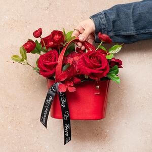 🌹 NEW ARRIVALS! | Keep it cute with our 𝐍𝐄𝐖 𝐅𝐥𝐨𝐰𝐞𝐫 𝐂𝐚𝐫𝐫𝐲 𝐏𝐥𝐞𝐚𝐭𝐡𝐞𝐫 𝐁𝐚𝐬𝐤𝐞𝐭!

Waterproof, elegant and available in black, this is the perfect PU leather-look carry bag for bouquets, hampers or on-the-go chic.

Shop the range now via the link in our bio!
.
.
.
#Kochandco #Koch #FloristSupplies #FloristTools #FloristPackaging #BouquetCarryBag #FlowerCarryBag #FloristEssentials #PackagingSolutions #GiftPackaging #FloristryBusiness