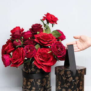 🌹 NEW IN | 𝐆𝐨𝐥𝐝 𝐅𝐨𝐢𝐥 𝐑𝐨𝐬𝐞-𝐏𝐫𝐢𝐧𝐭 𝐃𝐞𝐥𝐮𝐱𝐞 𝐇𝐚𝐭 𝐆𝐢𝐟𝐭 𝐁𝐨𝐱𝐞𝐬

This premium set of two rigid hatboxes features a striking gold foil rose detail, for instant luxury appeal. Made with sturdy handles, this 2-pack is also available in white, perfect for blooms, boutique gifts and curated hampers.

𝐒𝐡𝐨𝐩 𝐭𝐡𝐞 𝐫𝐚𝐧𝐠𝐞 𝐢𝐧-𝐬𝐭𝐨𝐫𝐞 & 𝐨𝐧𝐥𝐢𝐧𝐞 𝐧𝐨𝐰 𝐯𝐢𝐚 𝐭𝐡𝐞 𝐥𝐢𝐧𝐤 𝐢𝐧 𝐨𝐮𝐫 𝐛𝐢𝐨. 
.
.
.
#Koch #KochAndCo #ValentinesDay #FloristPackaging #HamperDesign #GiftBoxGoals #WholesalePackaging  #ValentinesPackaging #FloristSupplies #HamperPackaging #WholesaleFlorist