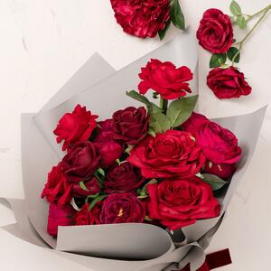 ❤️💋 Monday Valentine’s Day DIY Inspiration | Start your week wrapped in rich, moody elegance with our Velvet Noir Bouquet.

This bouquet is all about deep tones and premium finishes, pairing cool grey wrap with sumptuous deep red blooms and velvet ribbon for an elegant Valentine’s vibe.

Perfect for florists, stylists, and gift makers wanting to create a statement bouquet that feels refined, dramatic, and unmistakably Valentine’s.

Shop this project in-store or online now.
.
.
.
#MondayFloralInspo #ValentinesDayInspo #VelvetNoir #FloralDesign #FloristInspo #ValentinesBouquet #DIYFlorals #FloralStyling #ModernFlorals #MoodyBlooms #RomanticFlorals #FloristLife #KochAndCo