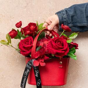 ❤️ Monday Valentine's Day DIY Inspiration | Keep it cute and chic this Valentine’s Day with 𝐓𝐡𝐞 𝐑𝐞𝐝 𝐒𝐢𝐠𝐧𝐚𝐭𝐮𝐫𝐞 𝐁𝐚𝐠!

Featuring a scarlet faux-leather flower bag and crisp Valentine’s-themed ribbon, this style offers a modern, compact alternative to traditional bouquets.

𝐒𝐡𝐨𝐩 𝐭𝐡𝐢𝐬 𝐩𝐫𝐨𝐣𝐞𝐜𝐭 𝐢𝐧-𝐬𝐭𝐨𝐫𝐞 𝐨𝐫 𝐨𝐧𝐥𝐢𝐧𝐞 𝐧𝐨𝐰 𝐯𝐢𝐚 𝐭𝐡𝐞 𝐥𝐢𝐧𝐤 𝐢𝐧 𝐨𝐮𝐫 𝐛𝐢𝐨!
.
.
.
#Koch #KochAndCo #ValentinesFlorist #ValentinesDayFlowers #FloristSupplies #WholesaleFloristry #FloralWholesale #BouquetWrapping #FloristWrap #FloristLife #EventFloristry
