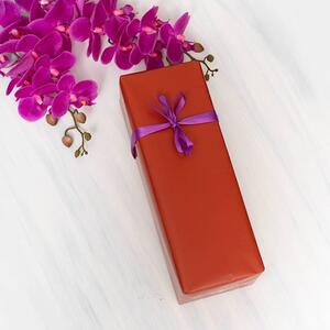 Wrap it in love this Valentine’s Day 💘

Our popular Gloss Handi Wrapping Paper is now available in a dreamy burnt ochre tone warm, earthy, and oh-so-romantic. Perfect for wrapping flowers, chocolates, or heartfelt surprises for someone special.

With a generous 70cm width and 25m length, plus a strong 80gsm finish, this wrap handles gifts of all shapes and sizes beautifully while keeping a smooth, glossy look.

✨ Sold individually
✨ Thick, strong & easy to use
✨ Pair with our tabletop dispenser (SKU: 201649) for effortless wrapping

Because every Valentine’s gift deserves to look as special as what’s inside ❤️

 ITEM: CR25P12OR
.
.
#Kochandco #Kochinspo #Valentinesday2026 #redwrappingpaper #valentinesideas