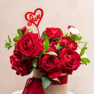 🌹 ❤️ Monday Valentine's Day DIY Inspiration | Go for a sweet, storybook-inspired presentation with 𝐓𝐡𝐞 𝐒𝐰𝐞𝐞𝐭𝐡𝐞𝐚𝐫𝐭 𝐇𝐚𝐭 𝐁𝐨𝐱!

This romantic hat box arrangement is finished with soft chiffon ribbon and a playful Valentine’s pick. 

𝐒𝐡𝐨𝐩 𝐭𝐡𝐢𝐬 𝐩𝐫𝐨𝐣𝐞𝐜𝐭 𝐢𝐧-𝐬𝐭𝐨𝐫𝐞 𝐨𝐫 𝐨𝐧𝐥𝐢𝐧𝐞 𝐧𝐨𝐰 𝐯𝐢𝐚 𝐭𝐡𝐞 𝐥𝐢𝐧𝐤 𝐢𝐧 𝐨𝐮𝐫 𝐛𝐢𝐨!
.
.
.
#Koch #KochAndCo #DIYFloral #HatBoxDesign #FloralDIY #ValentinesDIY #FloralProject #CreativeFlorals #FlowerHatBox #DIYInspired #HandmadeGiftIdea