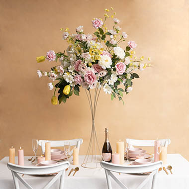 Romantic Hourglass Centrepiece with Yellow